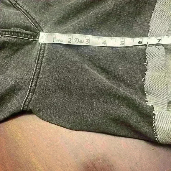 VIGOSS Marley Midrise Cuff Distressed
Short IN Black size 16W - Picture 9 of 9